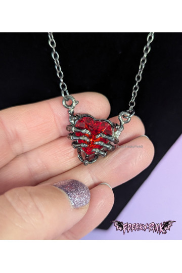 Collier Coeur Rouge Mains Squelettes