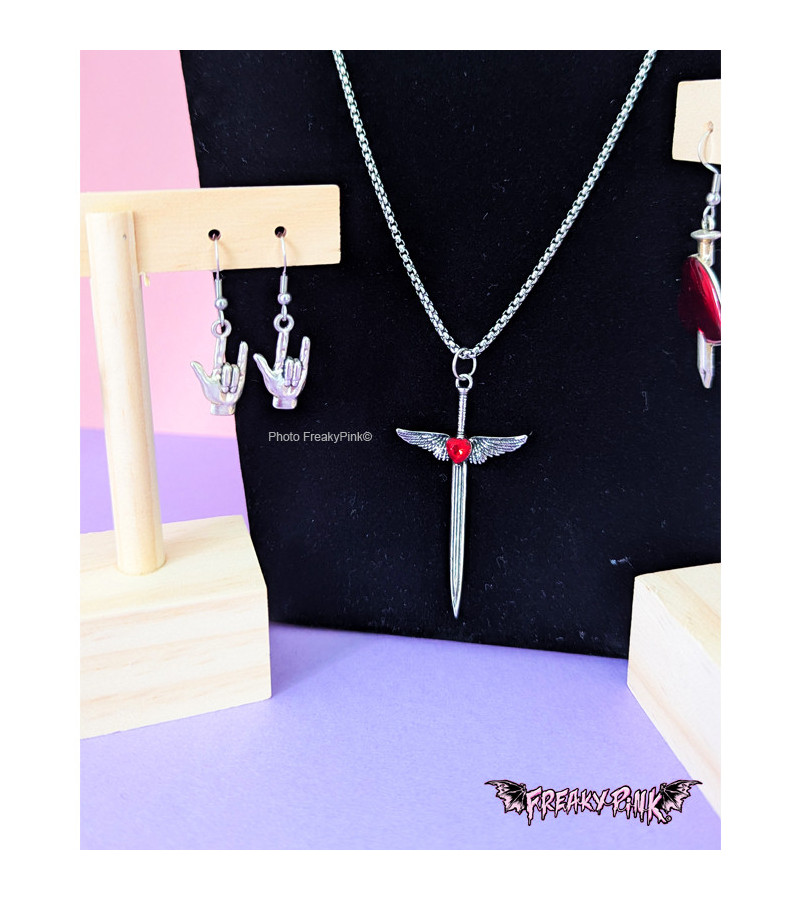 Collier Epée Ailée Coeur Rouge